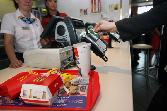 Платежная система «Мир» доплачивает клиентам за обед в McDonald’s