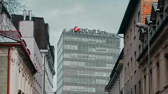 Bloomberg: Unicredit      Commerzbank  30%