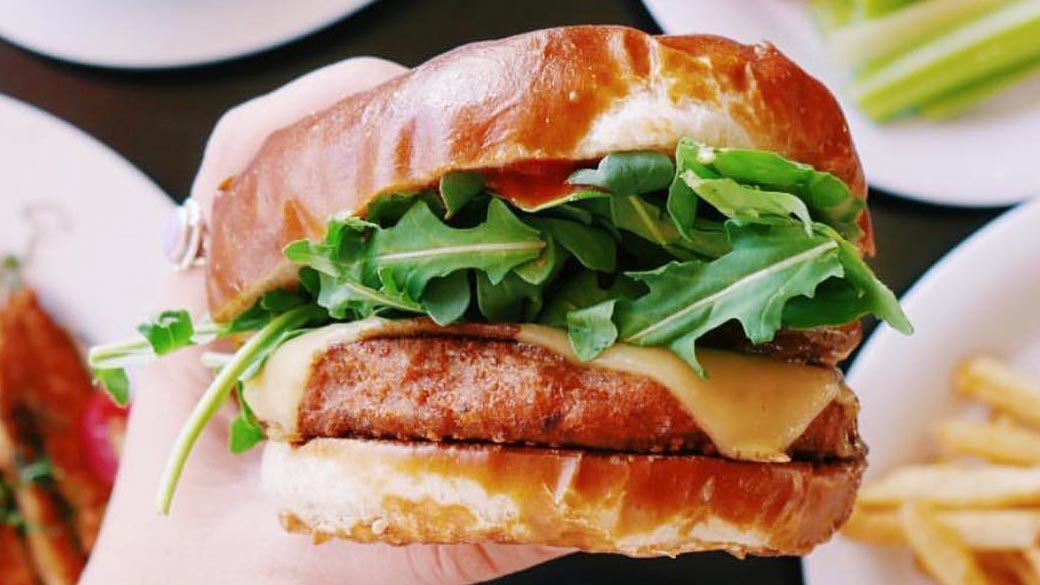 Бургер с котлетой из искусственного мяса от Beyond Meat