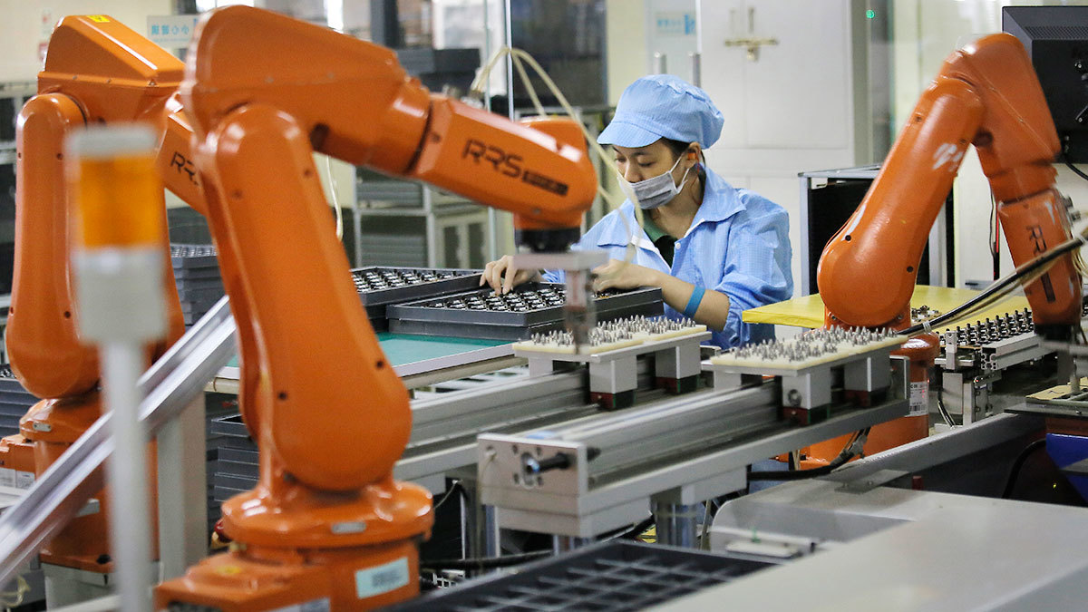 Внедрение каждого промышленного робота вытесняет из производства от трех до шести работников
