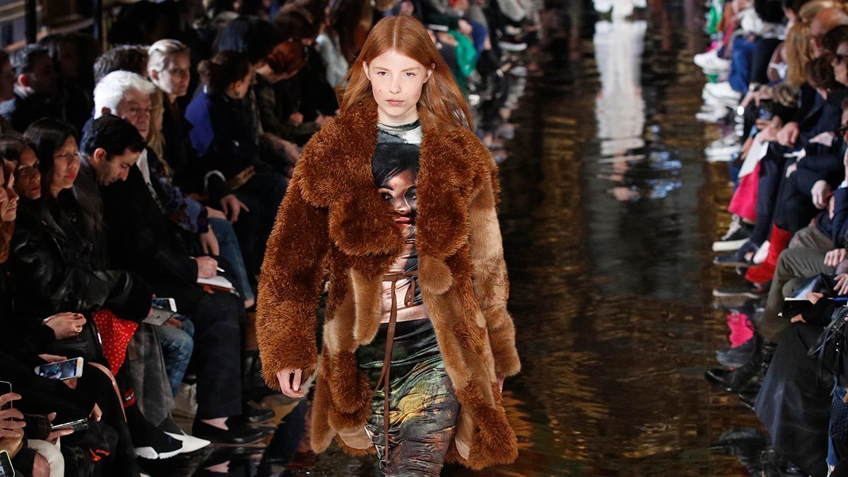 Модель на показе Stella McCartney's сезона осень-зима 2018-2019 в шубе из искусственного меха
