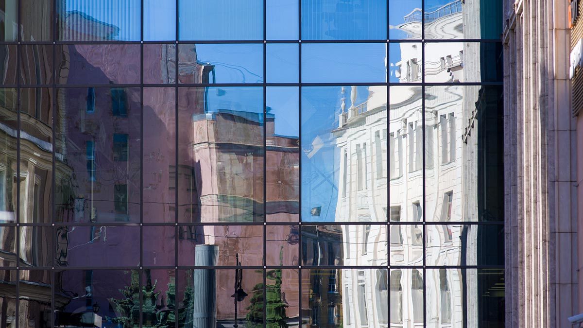 Жилья эконом-класса в Москве и Санкт-Петербурге, самых обеспеченных российских городах, будет становиться все меньше