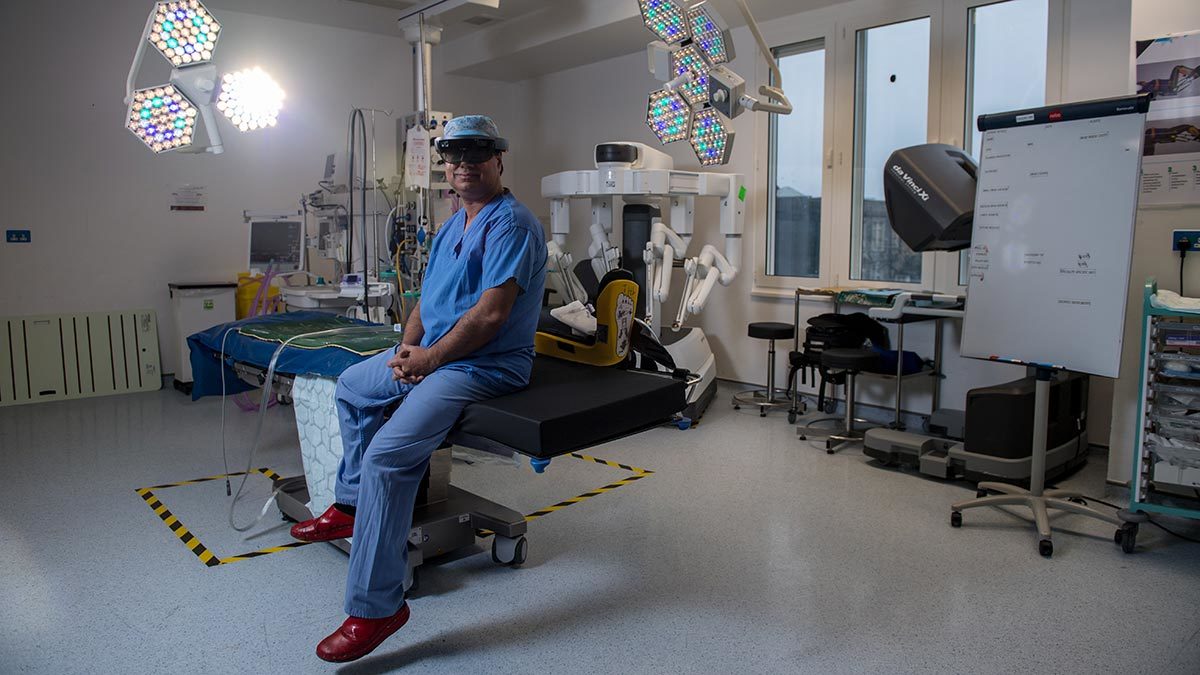 Очки виртуальной реальности уже используются в медицине. На фото: хирург в Королевской лондонской больнице, который показывал практикантам операцию с помощью VR-очков