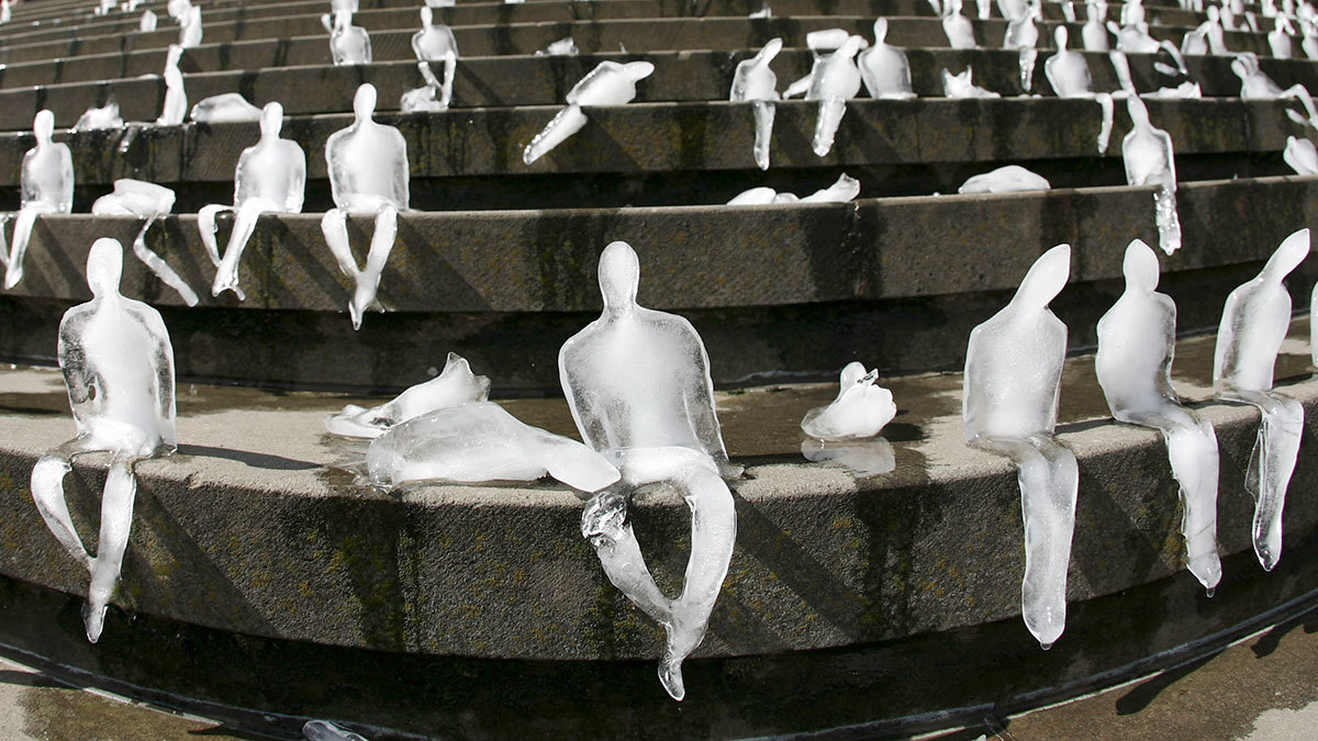 Тысяча ледяных человеческих скульптур растаяли за 30 минут в сентябре 2009 г. у площади Жандарменмаркт в Берлине. Это был совместный проект бразильского художника Неле Азеведо и Фонда дикой природы, призванный обратить внимание людей на последствия глобального потепления