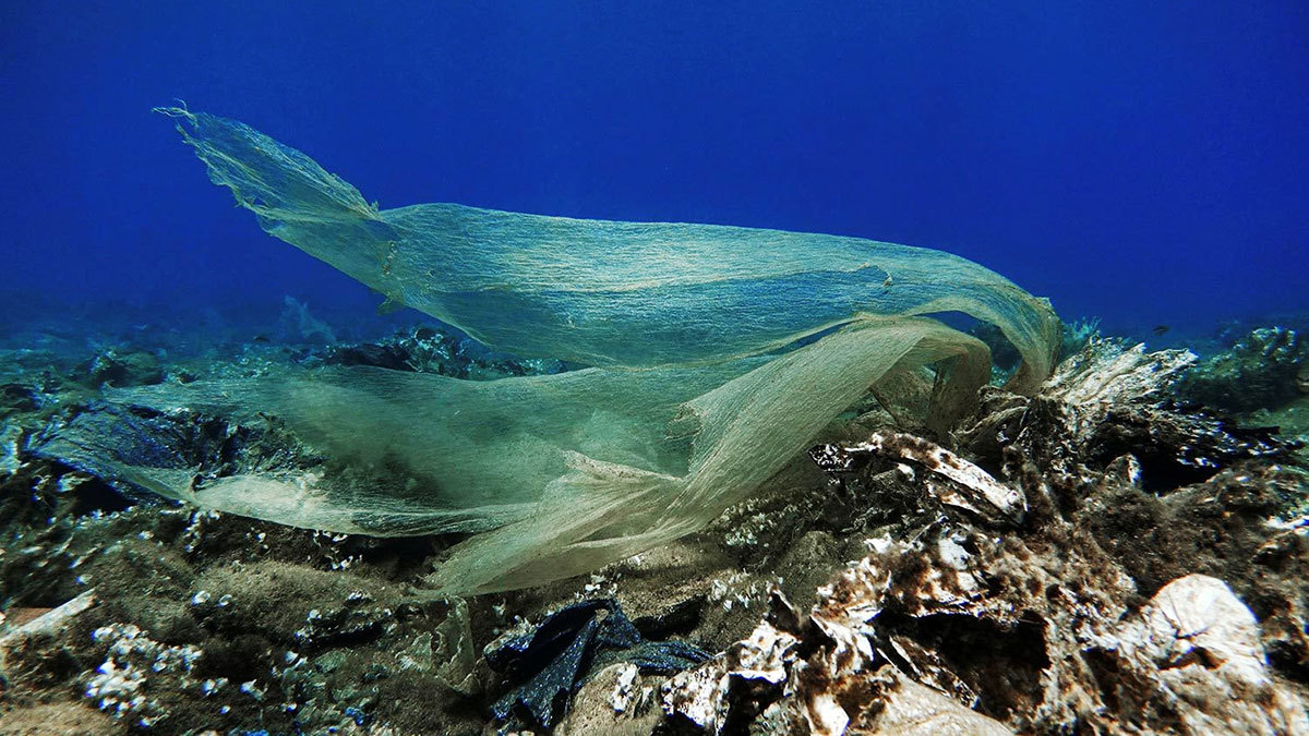 Пластиковые отходы на дне моря у острова Андрос, Греция