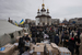 Волонтеры раздают гуманитарную помощь
