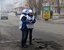 Сотрудники ОБСЕ на одной из улиц Мариуполя после обстрела