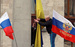 Пророссийский активист меняет флаги на административном здании в центре Донецка