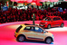 Новый Renault Twingo
Renault представила третье поколение компакта Twingo. Пятидверный городской хетчбек разработан на совместной платформе с Daimler, и использует редко применяемую в современном автостроении для маленьких автомобилей компоновку с расположенным сзади мотором и приводом на заднюю ось. Автомобиль будет выпускаться только в четырех цветах кузова, но с возможностями персонализации за счет цветных компонентов внешней отделки - боковых зеркал, молдингов и аппликаций на кузове.