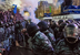 30 ноября
Разгон Евромайдана. В 4.00 утра милиция попросила освободить Майдан для того, чтобы можно было подготовить новогодний праздник. Митингующие проигнорировали просьбу, а те из них, кто были в масках, стали проявлять агрессию против «Беркута». 290 бойцов «Беркута» силовым методом разогнали митинг сторонников евроинтеграции, большинство из которых были студентами вузов. Несколько десятков людей получили телесные повреждения. Из них, по официальным данным, 21 человек был доставлен в больницу, 7 госпитализировано. «Беркут» преследовал людей по Крещатику и прилегающим улицам вплоть до Михайловского собора, монахи которого открыли ворота и укрыли преследуемых студентов. Коммунальщики на майдане установили новогоднюю ёлку, которою оппозиция окрестила «кровавой».
Подробнее о событии