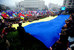 24 ноября
В Киеве состоялось многолюдное шествие и митинг на Майдане Независимости. Колонна митингующих заполнила весь Крещатик. Впервые со времен «Оранжевой революции» число протестующих превысило 100 000 человек. На митинге было объявлено о начале бессрочной акции протеста. После митинга часть демонстрантов (в основном сторонники партии «Свобода») попытались прорваться к центральному входу в здание Кабинета министров и заблокировали проезд правительственных автомобилей. У входа расположились несколько сотен бойцов спецподразделения «Беркут», с которыми у отдельных манифестантов начались столкновения. Милиционеры применили дубинки и слезоточивый газ.
Подробнее о событии