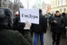 "Госдура" в прямом эфире
Хотя телеведущий Владимир Познер впоследствии неоднократно извинялся за случайно сорвавшуюся фразу (оговорка по Фрейду?), это прозвище депутатского корпуса стало настоящим мемом года, а в каком-то смысле итоговой оценкой работы парламента в глазах либеральной общественности. Парламентарии так возмутились, что пригрозили ввести законодательный запрет (так называемый «закон Познера») быть ведущими на федеральных каналах журналистам с иностранным гражданством. Впоследствии Познера все же оставили в покое, а выражение прочно вошло в повседневный обиход.
