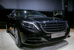 Mercedes-Benz S 600 Guard
S 600 Guard на базе нового S-класса обновляет модельный ряд бронированных автомобилей Mercedes-Benz. Модель снабжена интегрированной спецзащитой класса VR9 (прозрачных и непрозрачных участков автомобиля). Броня рассчитана на то, чтобы выдержать выстрелы из армейских винтовок, защита способна противостоять осколкам ручных гранат и поражающим элементам взрывных устройств, может эффективно обезопасить пассажиров от террористических актов, поясняет производитель. Под капотом S 600 Guard бензиновый V12 (530 л. c., 830 Нм) с 7-ступенчатой АКП. Максимальная скорость из-за массы автомобиля ограничена электроникой на 210 км/ч. Кроме усиленной пневмоподвески и "несдувающихся" шин Michelin PAX машина оснащена многочисленными опциями комфорта и пассивной безопасности.