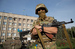Украинский солдат на площади в Славянске