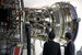 Посетители осматривают авиационный двигатель Rolls-Royce Trent 1000