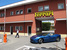 Новейшая модель Ferrari - California T, - покидает проходную завода в Маранелло.