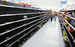 Пустые полки в магазине Wal-Mart, Нью-Йорк.