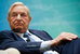 Джордж Сорос. Основатель Soros Fund Management
«Пузыри начинают надуваться, когда есть расхождение между ожиданиями и истинным положением дел. Высокие ожидания ведут к улучшению фундаментальных показателей, потому что компаниям становится легче занимать деньги, что снова подпитывает ожидания. Вот тут создаются специальные инструменты, которые позволяют получать кредиты на все более мягких условиях; это стимулирует спрос и толкает цены вверх. Начинается период ускорения - пока разрыв между ожиданиями и реальностью не становится непреодолимым. Люди постепенно осознают этот разрыв, но по инерции продолжают двигаться вперед. В конце концов реальность начинает подрывать ожидания - и начинается спад.
ФРС, без сомнения, отнеслась к ситуации халатно. Денежные власти руководствуются теорией рынка, которую я считаю неверной. Ее суть в том, что рынок отражает реальность, так что вы должны полагаться на рынок. На самом же деле со всеми этими новыми инструментами рассчитать риск невероятно трудно, и поэтому в конце концов они перестали его рассчитывать сами. Есть профессионалы, работающие с рисками, будем рассчитывать на то, что эти профессионалы контролируют свои риски, решили власти. Это основная ошибка - так сильно полагаться на способность рынка скорректировать себя».