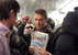 Кандидат в мэры Москвы Алексей Навальный спустился в субботу метро, где агитировал москвичей идти на выборы.