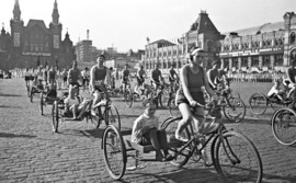 велосипедисты на Красной площади в 1930-м