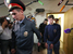 Магомед Магомедов (справа), подозреваемый в изнасиловании 15-летней девочки, которого с дракой задержали на Матвеевском рынке, после рассмотрения ходатайства об аресте в Дорогомиловском суде