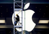 Apple
Еще в 1980 г. Apple создала несколько компаний в Ирландии – они производили продукцию для продажи в Европе, говорится в докладе подкомитета сената США по расследованиям. В конце 1990-х Apple столкнулась с серьезными финансовыми трудностями. Тогда компания передала значительную часть производства на аутсорсинг, а сборку почти всей своей продукции переместила в Китай. Тогда же Apple рационализировала офшорные операции, так что ее ирландские компании не остались без дела.
По договору о разделе затрат американская Apple передает ирландским компаниям Apple Sales International и Apple Operations Europe экономические права на использование интеллектуальной собственности. И хотя подавляющая часть этой интеллектуальной собственности создается в США (95% на 2011 г.), ирландские компании Apple выигрывают от этого намного больше, чем американская Apple.
В 2009–2012 гг. Apple Sales International заплатила по договору о разделе затрат $4,9 млрд, а торговля товарами Apple принесла ей $74 млрд. Американская Apple, заплатив за это время по договору $4 млрд, получила $38,7 млрд. Сравнив цифры, в подкомитете сената усомнились в экономическом смысле такого взаимодействия, если только речь не идет о выведении $74 млрд из-под американского налогообложения. В подтверждение этого тезиса подкомитет по расследованиям указывает на то, что Apple Sales International до 2012 г. не имела сотрудников – от ее имени действовали сотрудники американской Apple. А весь бизнес Apple Sales International состоял в том, что она на бумаге закупала продукцию Apple у китайского производителя и на бумаге продавала ее с существенной наценкой другим компаниям группы для поставок в Европу, на Ближний Восток, в Африку и т.д.
Большинством офшоров Apple владеет ее 100%-ная ирландская «дочка» Apple Operations International, консолидирующая их денежные средства (ей, в частности, опосредованно принадлежит Apple Sales International). Вот уже 30 лет, с момента своей регистрации, ирландская Apple Operations International физически не присутствовала в каком-либо адресе, не имела сотрудников, не являлась налоговым резидентом ни одной из стран мира и по крайней мере последние пять лет не платила корпоративного налога на прибыль ни одному государству. Резидентом США она не является потому, что там не зарегистрирована, а резидентом Ирландии – потому что в этой стране резидентом считается только та компания, которая из Ирландии же и управляется. Apple заявила сенаторам, что к Apple Operations International не применим ни один закон, по которому она могла бы считаться чьим-либо налоговым резидентом. Между тем в 2009–2012 гг. Apple Operations International получила $30 млрд прибыли.
Apple настаивает на том, что по указанным выше причинам Apple Sales International тоже не является налоговым резидентом ни одной страны. Между тем в докладе со ссылкой на информацию самой Apple сказано, что Apple Sales International в 2009–2011 гг. все-таки платила налог в Ирландии – при прибыли в $38 млрд он суммарно составил $21 млн. Ставка получается 0,06%. Как это понимать? В докладе сделано предположение, что налог платился не со всей прибыли, а только с той ее части, что была получена от продаж в Ирландии. То есть с большей части прибыли не платился никакой налог. Выходит, Apple уводила свою прибыль в ирландскую «дочку» не для того, чтобы получить выгоду от минимальной налоговой ставки, а для того, чтобы воспользоваться нестыковками в ирландском и американском налоговом законодательстве и не платить налогов вообще никакому государству, сказано в докладе.
По подсчетам авторов доклада, все эти ухищрения позволили Apple в 2009–2012 гг. избежать уплаты $44 млрд налогов в Америке. Сейчас у Apple в офшорах $102 млрд.
Но гендиректор компании Тим Кук, который на прошлой неделе давал объяснения подкомитету по расследованиям, не считает, что компания что-то нарушила. «Мы платим все налоги, какие обязаны, с точностью до доллара. Мы не только соблюдаем законы, но действуем в духе законов», – цитирует Кука Financial Times.