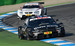 3-4 августа DTM
Немецкий чемпионат по кузовным гонкам (Deutsche Tourenwagen-Meisterschaft) появился в 1984 г., регулярно проводится с 2000 г. Сейчас в этой популярной европейской серии участвуют три немецкие премиум-марки - Audi, BMW и Mercedes-Benz, причем BMW вернулась в 2012 г. после двадцатилетнего перерыва, что сразу обострило борьбу. В 2013 г. будет проведено 10 этапов (в основном в Германии), 4 августа - впервые в России. Гоночная серия занимает три дня уикенда, в субботу проводится квалификация, в воскресенье - сама гонка, которая длится чуть больше часа.
Участвующие в чемпионате автомобили, несмотря на названия и сходство силуэтов с серийными автомобилями, не имеют с ними ничего общего технически, кроме фар и радиаторных решеток. При этом технические регламенты очень жесткие и требуют высокой унификации машин - моторы только V8 до 4,0 л с мощностью около 500 л. с., только один агрегат на весь гоночный сезон, коробки передач — только Hewland, три комплекта тормозных колодок на сезон, одинаковые покрышки одинаковой размерности от одного производителя и т. п. Это пресекает «гонки бюджетов» команд, делает разницу между гоночными болидами минимальной, а соревнования - конкурентными и зрелищными.