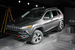 Новый Jeep Cherokee
Chlysler представил на автосалоне в Нью Йорке новый Jeep Cherokee. Автомобиль создан на совместной платформе Fiat-Chrysler (CUS-wide), на которой выпускается Dodge Dart и будет построена Alfa Romeo Giulia. У кроссовера независимая подвеска всех колес, три варианта полного привода с автоматически подключаемым задним мостом. Самым мощным вариантом мотора для американского рынка будет 3,2 л V6 271 л.с. В кроссовер будут ставиться 9-ступенчатая автоматическая КПП и многочисленные системы помощи водителю для безопасного вождения, в том числе система Selec-Terrain с предустановками регулировок машины для различных условий движения. У машины трансформируемый пятиместный салон, традиционную приборную панель заменил цветной 7-дюймовая ЖК-панель, второй сенсорный дисплей на центральной консоли показывает и управляет вспомогательными функциями автомобиля. Вседорожник появится в продаже в III квартале 2013 г.