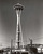 Space Needle. Cиэтл, 1962
Построенная к выставке 1962 г. на деньги частных инвесторов 184-метровая башня Space Needle моментально стала символом Сиэтла. Окончательный дизайн башни стал результатом соединения идей архитектора Джона Грэма и президента World Expo 1962 Эдварда Карлсона. За время проведения выставки Space Needle посетили 3,2 млн человек. В 2007 г. общее число посетителей превысило 45 млн человек. Силовая структура башни позволяет выдержать силу ветра в 320 км/ч. В 2001 г. Space Needle выдержала землетрясение в 6,8 балла по шкале Рихтера. В верхней части башни работает вращающийся ресторан Skycity.
