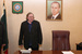 Жерар Депардье в кабинете Ахмата Кадырова во время посещения музея А. Кадырова в Грозном.