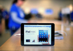 Apple имеет смысл выпустить более дешевый iPhone, считают аналитики Morgan Stanley. Например, выпуск версии планшета iPad Mini расширил базу клиентов Apple в Китае и Бразилии: там на iPad Mini пришлось 50% покупок. Кроме того, китайские пользователи хотел
