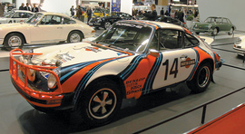 Porsche, отмечающая 50-летие 911-й модели, представила в Париже большую заводскую экспозицию