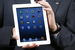 Планшет iPad Mini
Когда-то Стив Джобс говорил, что планшету мало экрана в 7 дюймов. А в октябре 2012 г. Apple выпустила на рынок 7-дюймовый планшет. В официальную продажу в России гаджет поступил 18 декабря.
Цены начинаются от 12 990 руб. (модель с 16 Гб памяти) до 21 990 руб. (модель с 64 Гб).