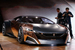 Peugeot ONYX
На «домашнем» автосалоне в Париже Peugeot вновь старается удивить мир своим концептом, на этот раз гибридным суперкаром Onyx. Дизайн машины построен на контрасте материалов и цветов. Передние крылья и двери сделаны из отполированных листов чистой меди и, оставаясь безо всякого покрытия, предназначены процессу благородного естественного старения. Остальные кузовные панели изготовлены из углеволокна и окрашены матовой краской. В интерьере используется войлок и материал из прессованной газетной бумаги, которому создатели придумали название Newspaper Wood. Купе приводится в движение гибридным агрегатом суммарной мощностью 600 л.с. Основной мотор — дизельный 3,7 л V8 — расположен по центру машины и приводит задние колеса через 6-ступенчатую секвентальную КПП. К прогрессивному суперкару прилагаются концептуальный велосипед и трехколесный гибридный скутер, выполненные в аналогичной стилистике и из тех же материалов.