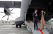 Премьер-министр Великобритании Дэвид Кэмерон (слева) осматривает военно-транспортный самолет Airbus A400M