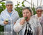 Испания, Альмерия, 30 мая 2011 г. Министр сельского хозяйства Андалусии Клара Агилера (в центре) пробует огурцы, выращенные на местной ферме. В Германии зафиксировано более 1000 случаев острого кишечного отравления, вызванного энтерогемморагической бактерией EHEC, которая обнаружена в испанских огурцах.