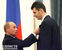 Французы не первые, кто решил наградить олигарха. Владимир Путин награждает Михаила Прохорова орденом Дружбы в Кремле.