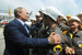 Владимир Путин общается с нефтяниками