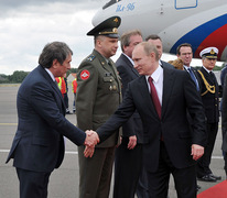 Главным сюрпризом визита Путина (в центре) в Германию стало появление здесь бывшего вице-премьера Игоря Сечина (слева) Фото: Алексей Никольский/РИА Новости