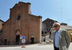 Мирандола, северная Италия. Местный житель у разрушенной землетрясением церкви