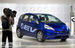 Электромобиль Honda Fit EV практически не отличатся кузовом от своего бензинового аналога. Дистанцироваться от машин на углеводородном топливе кроме символики и шильдиков ему поможет окраска в специальный цвет Reflection Blue Pearl и некоторые хромированные детали экстерьера.