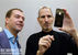 Дмитрий Медведев и Стив Джобс рассматривают iPhone 4.