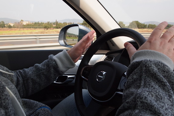 Водитель нового Volvo XC90 держит руки на весу над рулем: дорога поворачивает, руль тоже поворачивает, машина остается в полосе