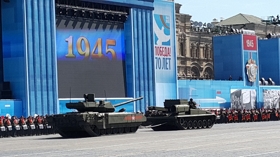 "Армата" и ремонтно-эвакуационная машина на Красной площади