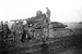Удачно начавшееся наступление советских войск под Харьковом в мае 1942 г. завершилось тяжелым поражением. На снимке - немецкие солдаты осматривают оставленный экипажем танк Т-34