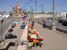 Большой Москворецкий мост. «Ты от нас? От НАС хотел убежать?» – прошипел один и схватил меня за волосы и, сколько в нем было силы, хватил головой о кремлевскую стену». Место, где убили Бориса Немцова. Два полицейских автомобиля, стоящие у въезда на мост (на заднем плане, где сходятся Васильевский спуск и Варварка, и при въезде на мост), я вижу всегда, когда еду – утром, днем, вечером или ночью. Их не оказалось только в ночь убийства