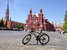 Кремль. «Кремль сиял передо мною во всем великолепии». На Красную площадь существует шесть въездов/входов. На пяти из них висит знак «Велосипедное движение запрещено». На одном – нет, так что со стороны Васильевского спуска я въезжаю, не нарушая правил. Полиция, дежурящая на площади, меня ни разу ни останавливала. (Естественно, если на площади много туристов, я спешиваюсь.))