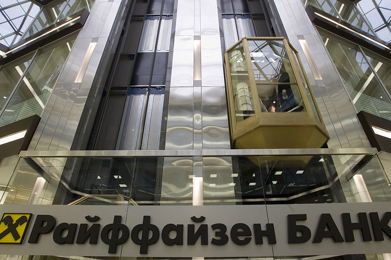 Райффайзенбанк хеджировал валютные риски