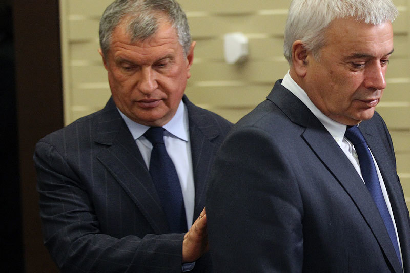 Президент «Роснефти» Игорь Сечин (на фото слева) вслед за президентом «Лукойла» Вагитом Алекперовым (на фото справа) отправляется за нефтью на Таймыр
