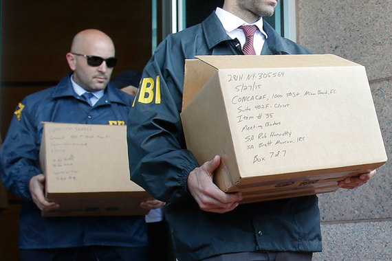 Сотрудники ФБР 27 мая футбольных чиновников не задерживали. Но они назвали имена задержанных в Швейцарии и провели выемки документов в офисе CONCACAF